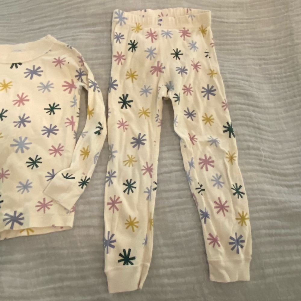 Hanna Andersson sparkle PJs 4T - Picture 4 of 6